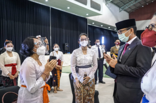 Sandiaga Uno Jadi Inspektur Pelepasan Jenazah Mantan Menparekraf Era Gus Dur dan Megawati