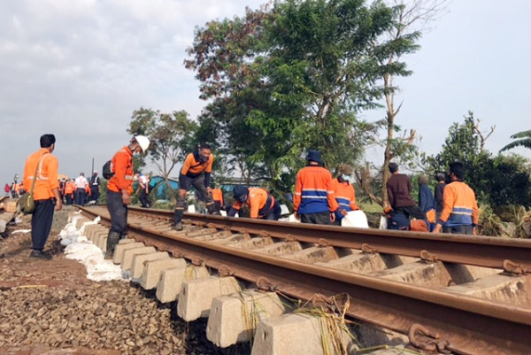 Rel Tergerus Banjir di Bekasi, KA Jarak Jauh Belum Bisa Berangkat dan Masuk Jakarta