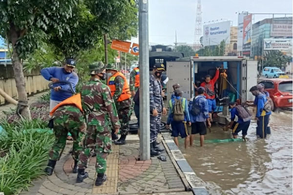 Komandan Lantamal III Perintahkan Prajurit TNI AL Bantu Anies Tangani Banjir Jakarta