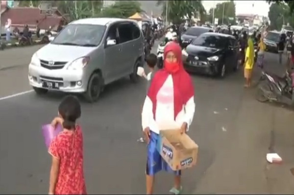 Miris! Bantuan Tak Merata, Korban Banjir di Jenebin Karawang Meminta-minta di Jalan
