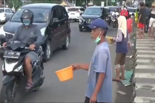 Miris! Bantuan Tak Merata, Korban Banjir di Jenebin Karawang Meminta-minta di Jalan