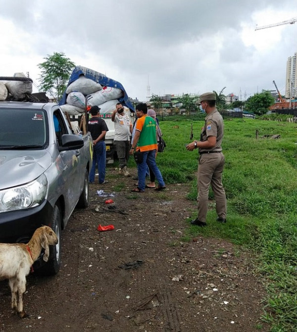 Ketahuan Buang Sampah Sembarangan, Penyedia Jasa Angkut Sampah Ilegal Didenda Rp5 Juta