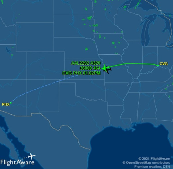 American Airlines Berhadapan dengan Benda Misterius di Langit