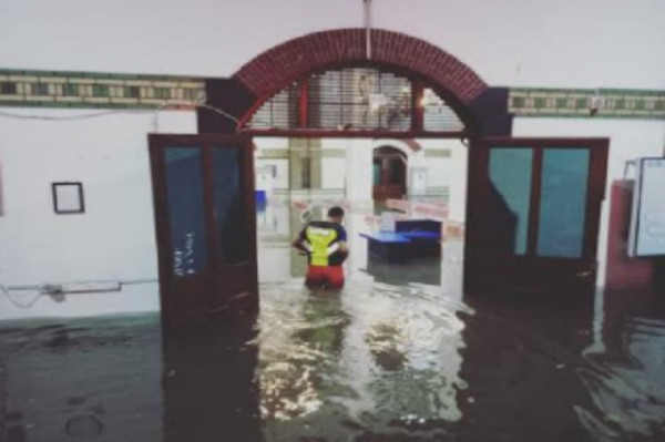 Stasiun Semarang Tawang Lumpuh Total Terendam Banjir