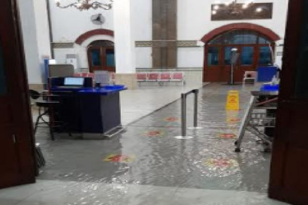 Stasiun Semarang Tawang Lumpuh Total Terendam Banjir