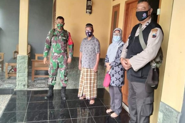 TNI Polri Dampingi Bidan Desa Lakukan Tracing Contact COVID-19