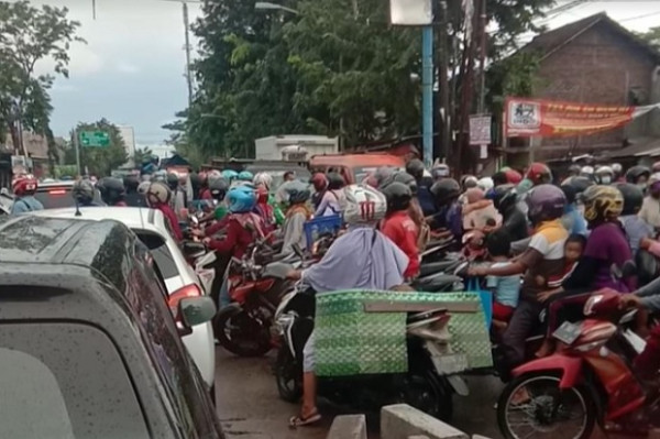 Jalan Kaligawe-Genuk Semarang Terendam Banjir, Pantura Tersendat