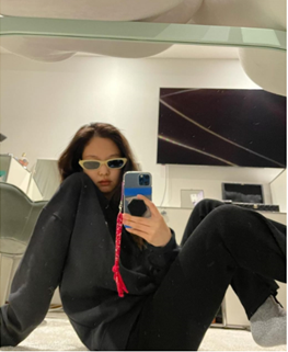 5 Outfit Trendi Serbahitam Jennie BLACKPINK, Harganya Puluhan hingga Ratusan Juta