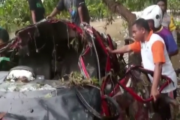 Hanyut Bersama Mobilnya karena Terseret Banjir, Warga Sumbawa Belum Ditemukan