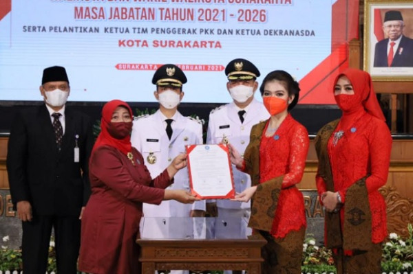 Selvi Ananda Cantik Pakai Kebaya Merah, Ini Pesan Gibran
