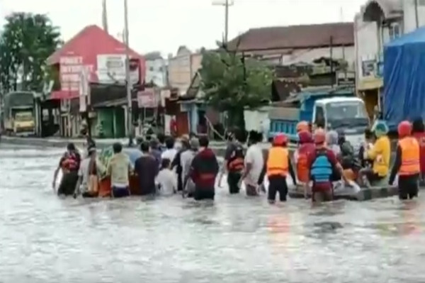 Semarang Masih Banjir Pak Ganjar! Jenazah Ini Diantar ke Pemakaman dengan Perahu Karet