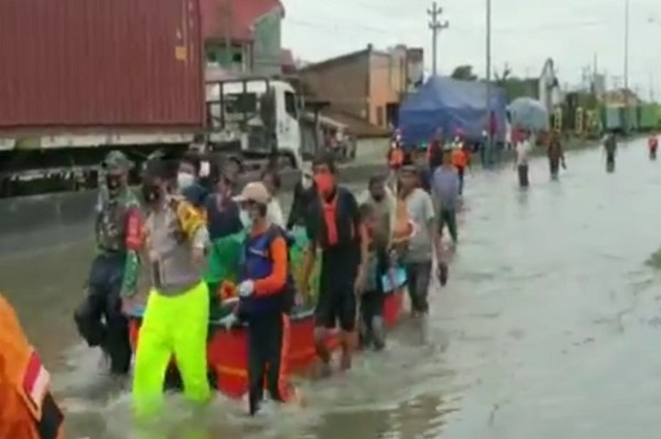 Semarang Masih Banjir Pak Ganjar! Jenazah Ini Diantar ke Pemakaman dengan Perahu Karet