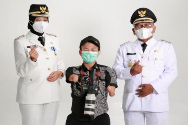 Fotografer Disabilitas di Balik Foto Resmi Baju Dinas Bupati Banyuwangi Ipuk Fiestiandani