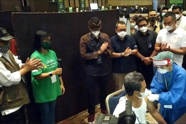 Gerak Cepat Bangkitkan Bali, Sandiaga Uno Cek Pusat Vaksin untuk Pekerja Pariwisata