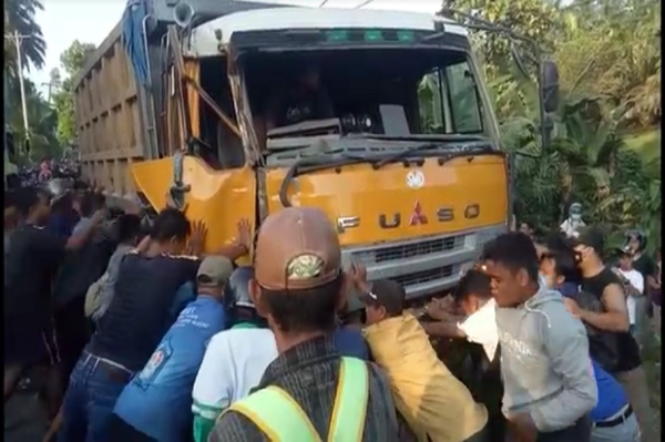 Kecelakaan Maut Gemparkan Labuhanbatu, Korban Tewas dan Selamat Terjebak di Kolong Truk