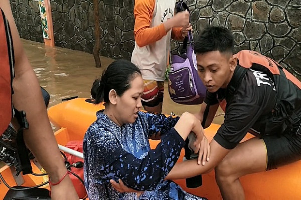 Dramatis Penyelamatan Ibu dan Bayi yang Baru Dilahirkan dari Banjir di Lumajang