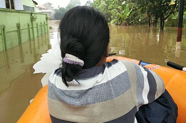 Dramatis Penyelamatan Ibu dan Bayi yang Baru Dilahirkan dari Banjir di Lumajang