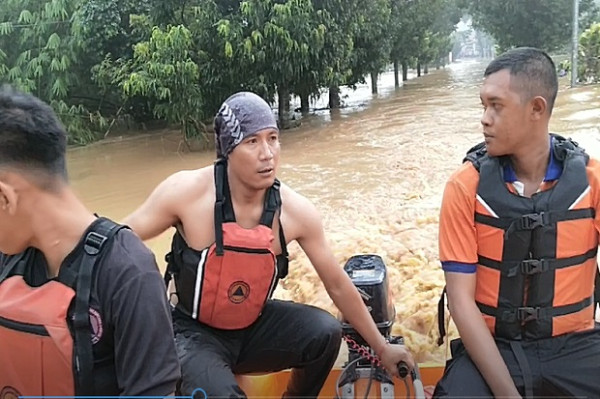 Dramatis Penyelamatan Ibu dan Bayi yang Baru Dilahirkan dari Banjir di Lumajang
