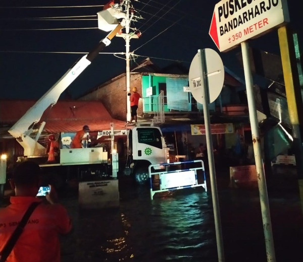 Kisah Pasukan Khusus Penjaga Terang di Tengah Banjir Semarang