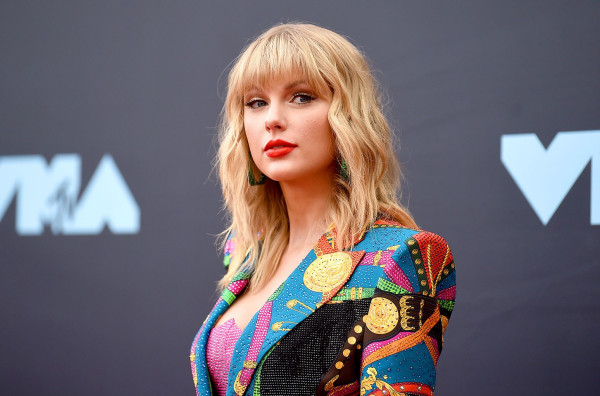 Penggemar Taylor Swift Sebut Dua Serial Netflix Beri Komentar Misoginis ke Idola Mereka