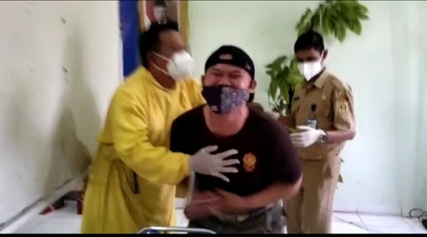 Disuntik Vaksin Covid-19, Petugas Satpol PP di Bogor Nangis Histeris Ketakutan