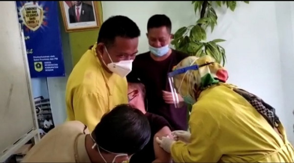 Disuntik Vaksin Covid-19, Petugas Satpol PP di Bogor Nangis Histeris Ketakutan