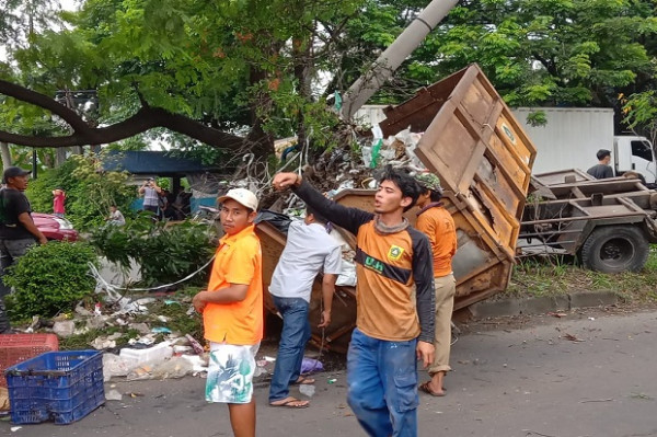 Truk Sampah Rusak Parah Tabrak Tiang Listrik di Bogor, Begini Kondisinya