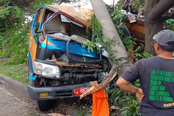 Truk Sampah Rusak Parah Tabrak Tiang Listrik di Bogor, Begini Kondisinya