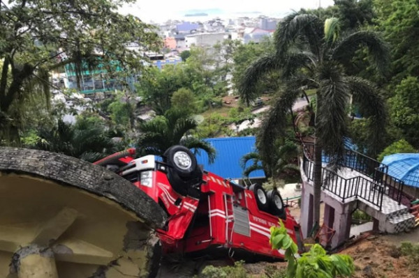 Gagal Parkir di Tanjakan, Mobil Damkar Sibolga Terguling-Guling Masuk Jurang