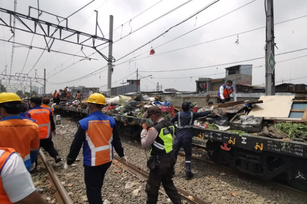 Berada di Pinggir Rel, PT KAI Daop 1 Jakarta Tertibkan Kawasan Pasar Gaplok