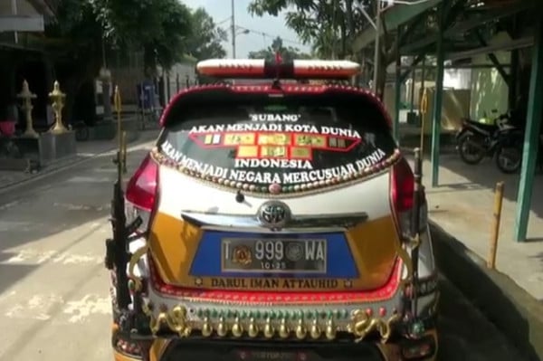 Viral, Mobil Dihiasi Emas Batangan dan Batu Permata, Pemiliknya Mengaku Asli