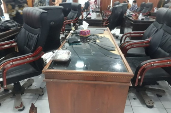 Kekanak-kanakan, Anggota Fraksi PPP DPRD Kabupaten Bima Banting Meja Saat Paripurna