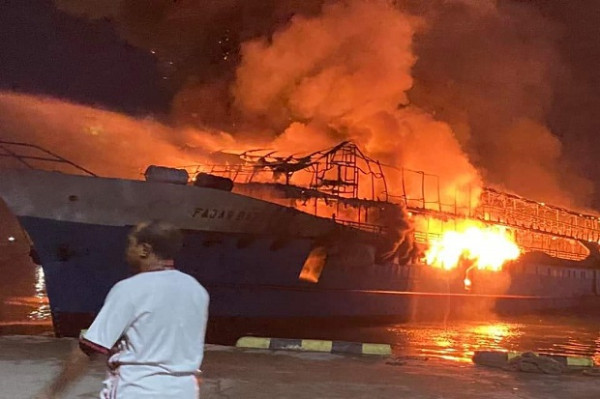 Baru Turunkan Penumpang, KM Fajar Baru 8 Terbakar Hebat di Pelabuhan Rakyat Kota Sorong