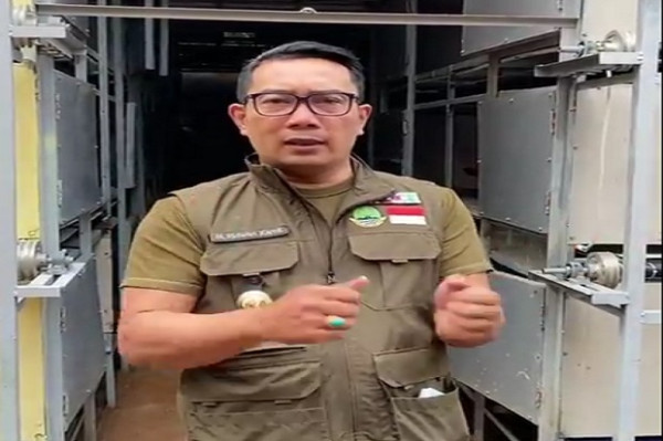 Kenalkan Program Petani Milenial 4.0 Ini Penampakan Kang Emil saat Tinjau Apartemen Ayam di Bandung