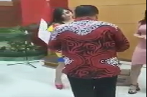 Blitar Gempar, Video Viral Diduga Wali Kota Asyik Joget Ditemani Wanita Seksi Tanpa Masker