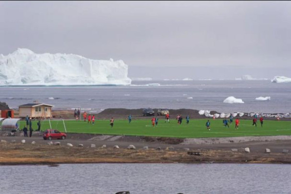 Musim Sepak Bola Terpendek di Dunia: Main 7 Hari di Gunung Es dan Paus