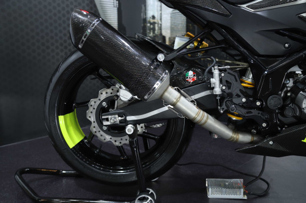 CBR150R Custom Berzirah Karbon Ini Lebih Sangar dan Berotot!