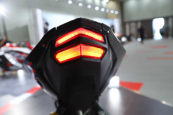 CBR150R Custom Berzirah Karbon Ini Lebih Sangar dan Berotot!