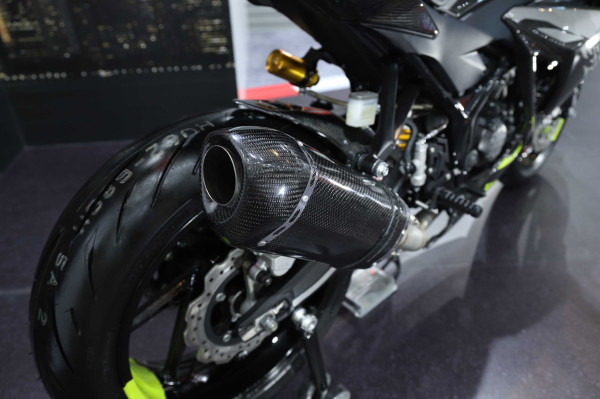 CBR150R Custom Berzirah Karbon Ini Lebih Sangar dan Berotot!