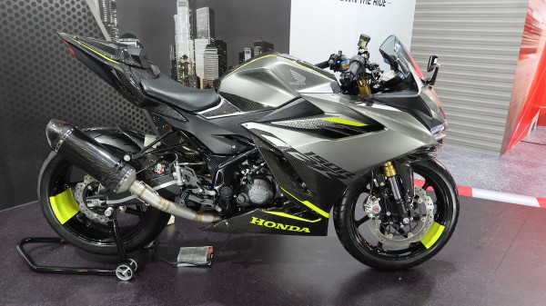 CBR150R Custom Berzirah Karbon Ini Lebih Sangar dan Berotot!