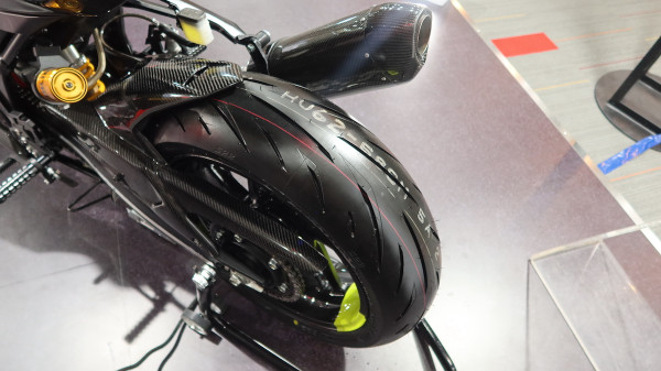 CBR150R Custom Berzirah Karbon Ini Lebih Sangar dan Berotot!