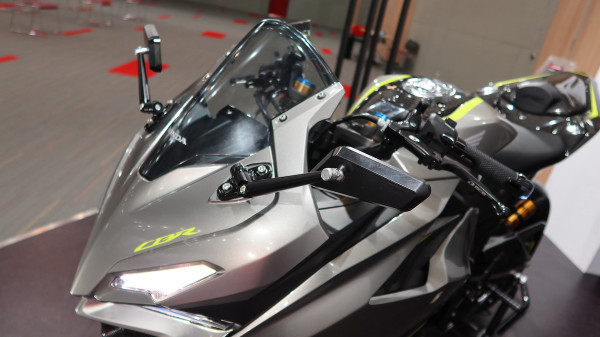 CBR150R Custom Berzirah Karbon Ini Lebih Sangar dan Berotot!