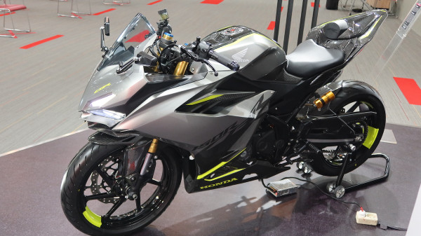 CBR150R Custom Berzirah Karbon Ini Lebih Sangar dan Berotot!
