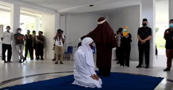 Kedapatan Mesum dalam Mobil, Oknum PNS di Aceh Dihukum Cambuk