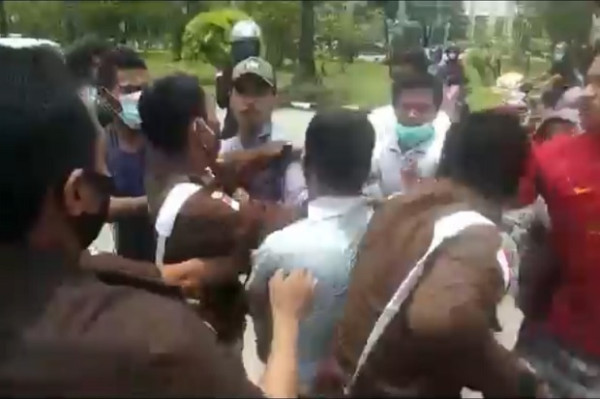 Demo Ricuh, Massa dan Petugas Saling Pukul dan Kejar-kejaran di Depan Kejati Sultra