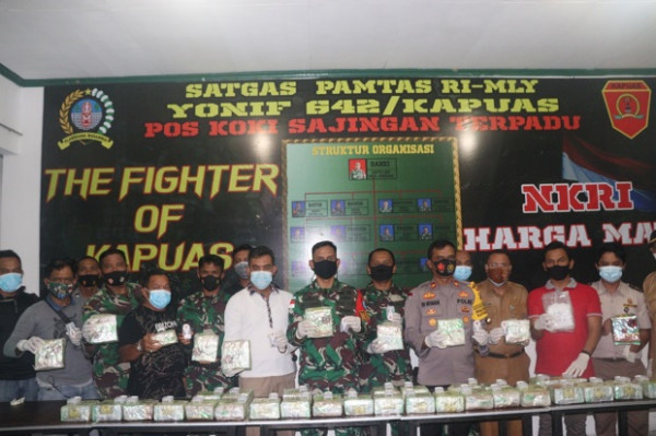 Patroli di Perbatasan Malaysia, Satgas Pamtas Yonif 642 Temukan Sabu 42,9 Kg