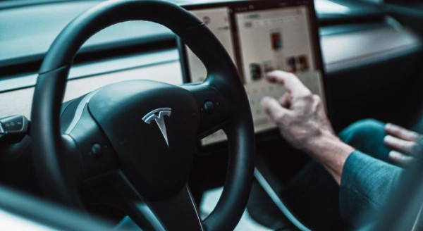 Teknologi Mobil Otonom Tesla Tak Sesuai Sesumbar Elon Musk