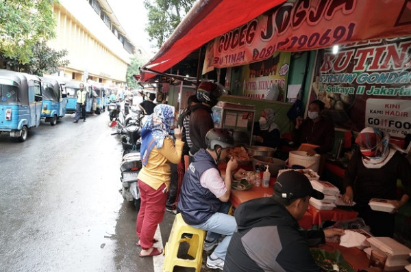 Anies Posting Makan Gudeg di Kaki Lima, Netizen: Keren Cara Bapak Mempromosikan Jakarta