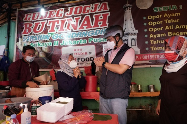 Anies Posting Makan Gudeg di Kaki Lima, Netizen: Keren Cara Bapak Mempromosikan Jakarta