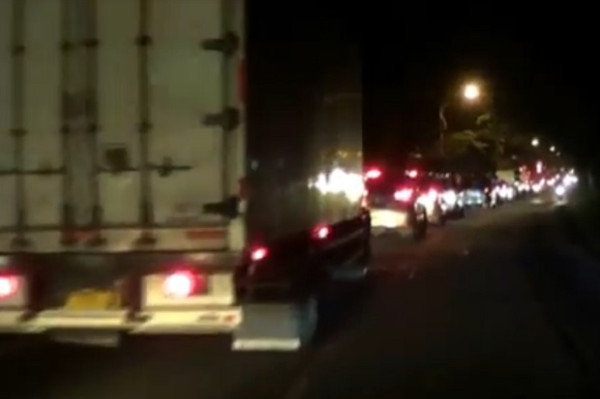 Bahu Jembatan di Jalan Lintas Provinsi Ambrol, Antrean Kendaraan Mengular 5 Km